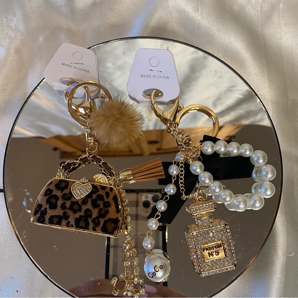 New leopard print bag charm Keychain with plush ball - Picture 4 of 6